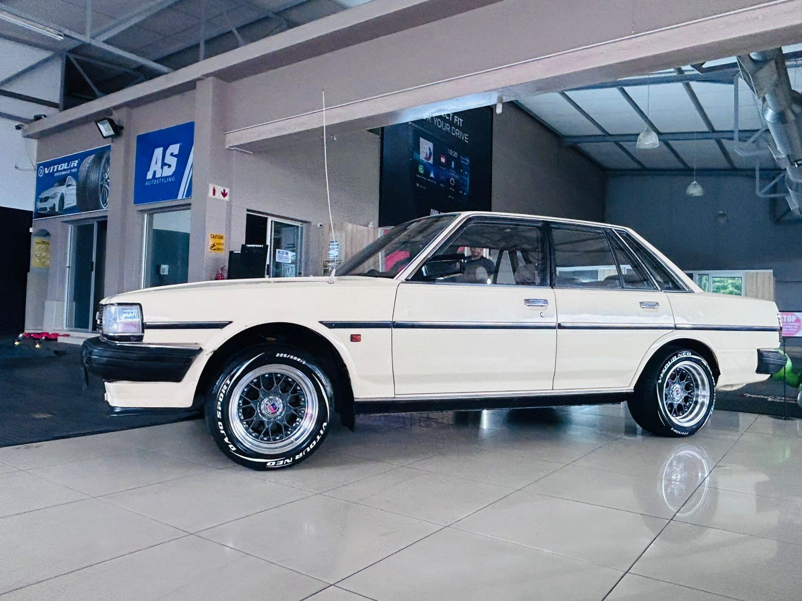 225/50/15 VITOUR NEO DAJO SPORT WHITE LETTERS