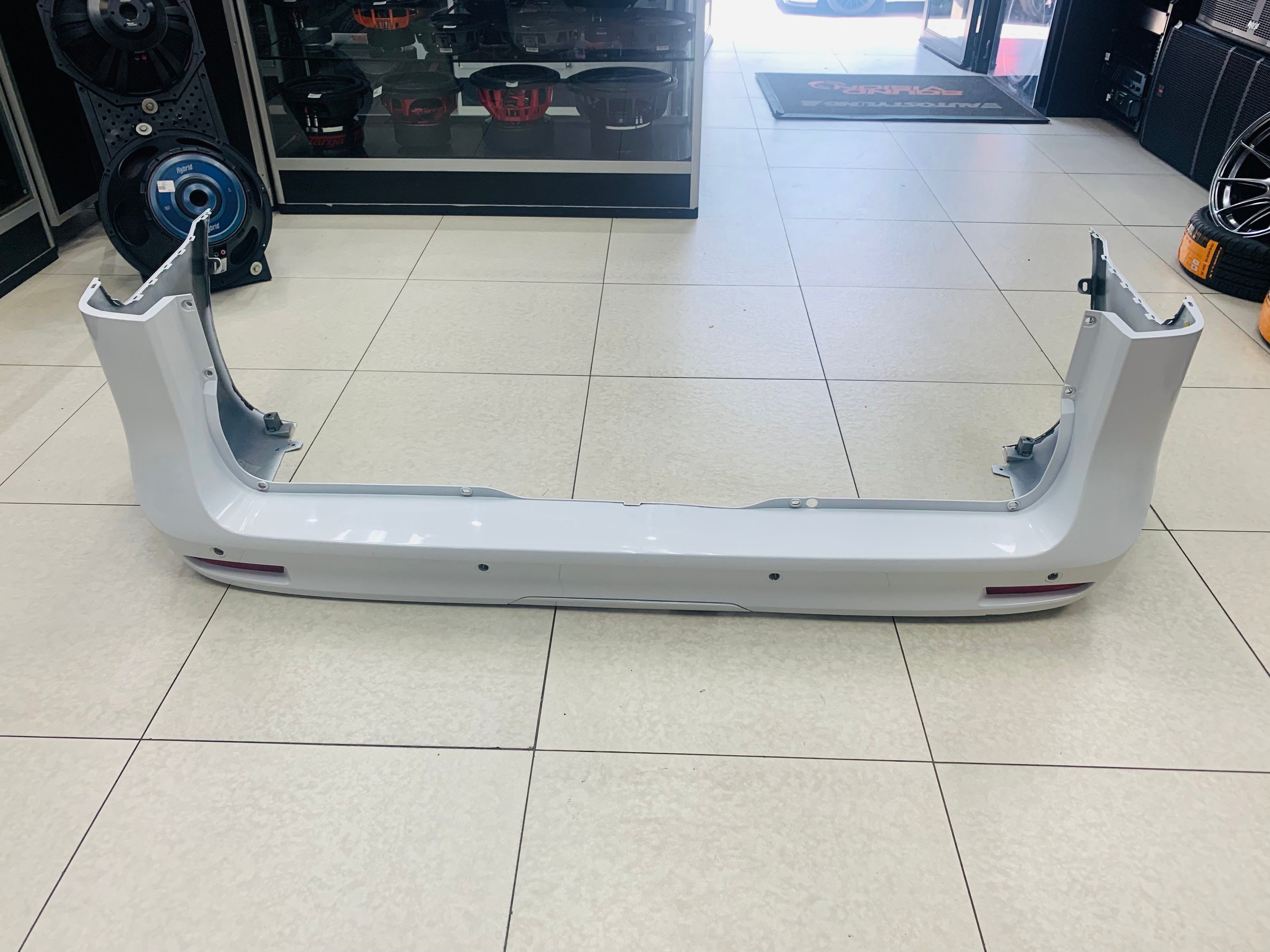 MERCEDES V CLASS OEM PREOWNED REAR BUMPER WHITE