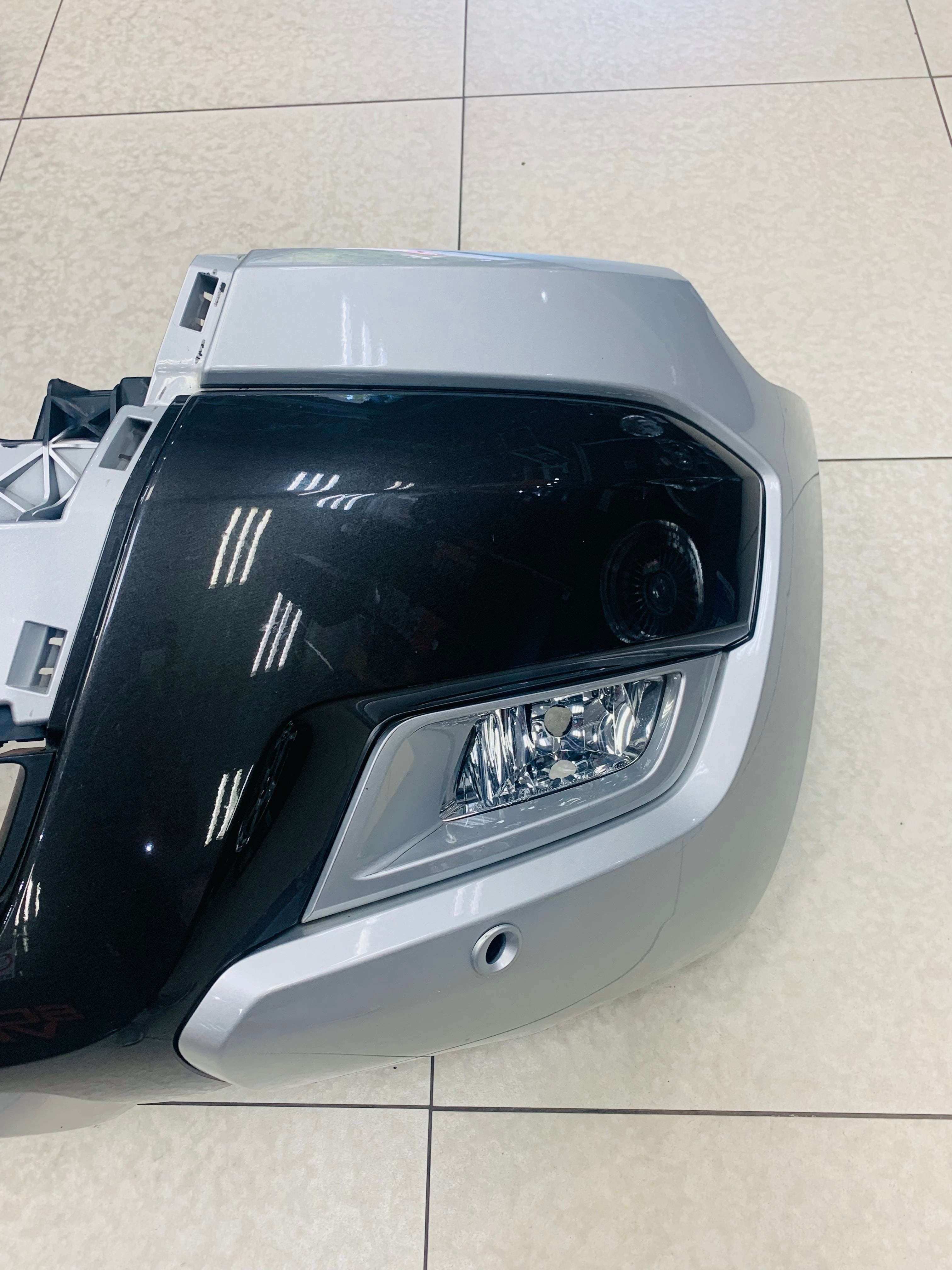 FORD RANGER WILDTRAK OEM FRONT BUMPER WITH FOGS