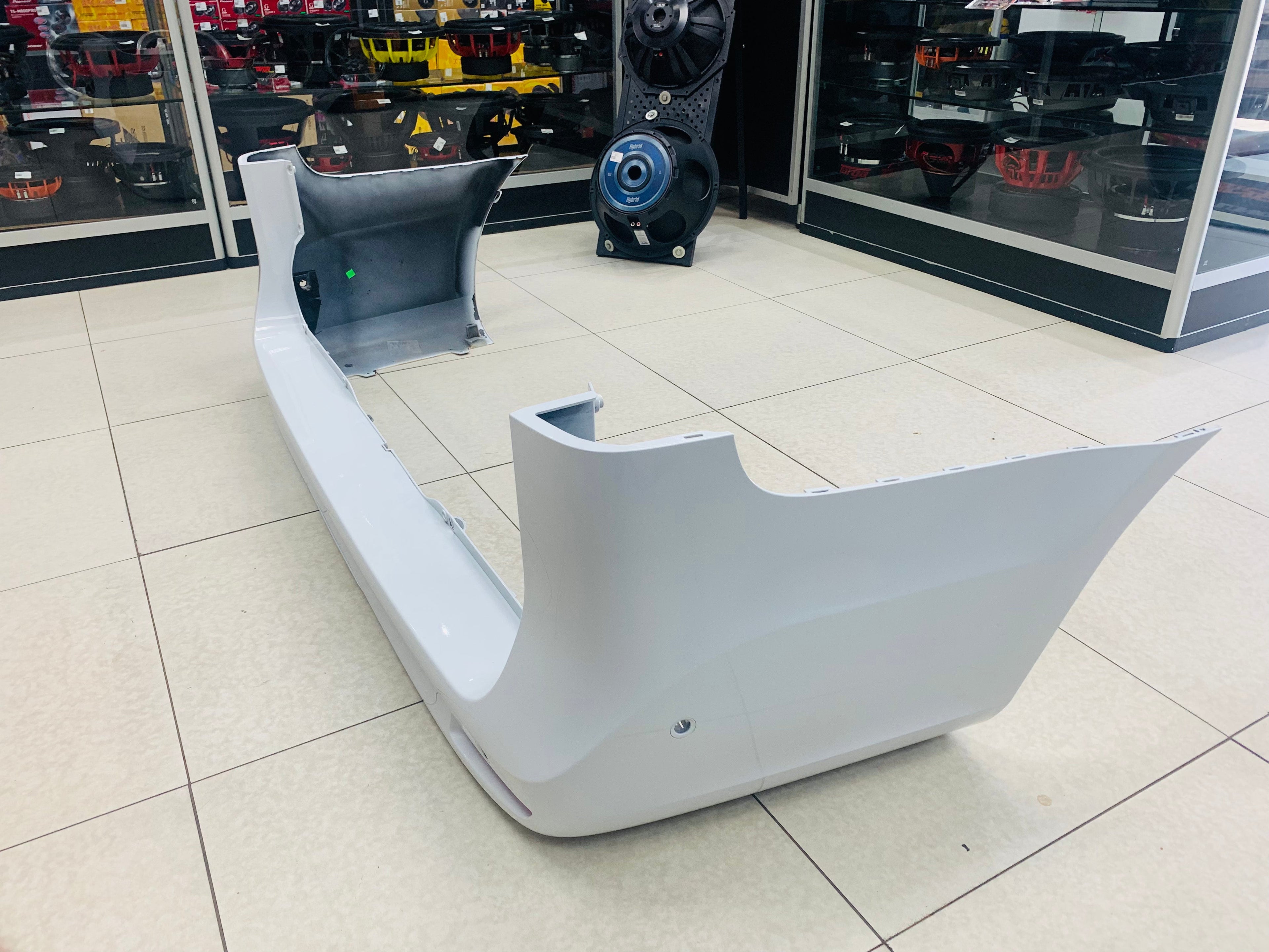 MERCEDES V CLASS OEM PREOWNED REAR BUMPER WHITE