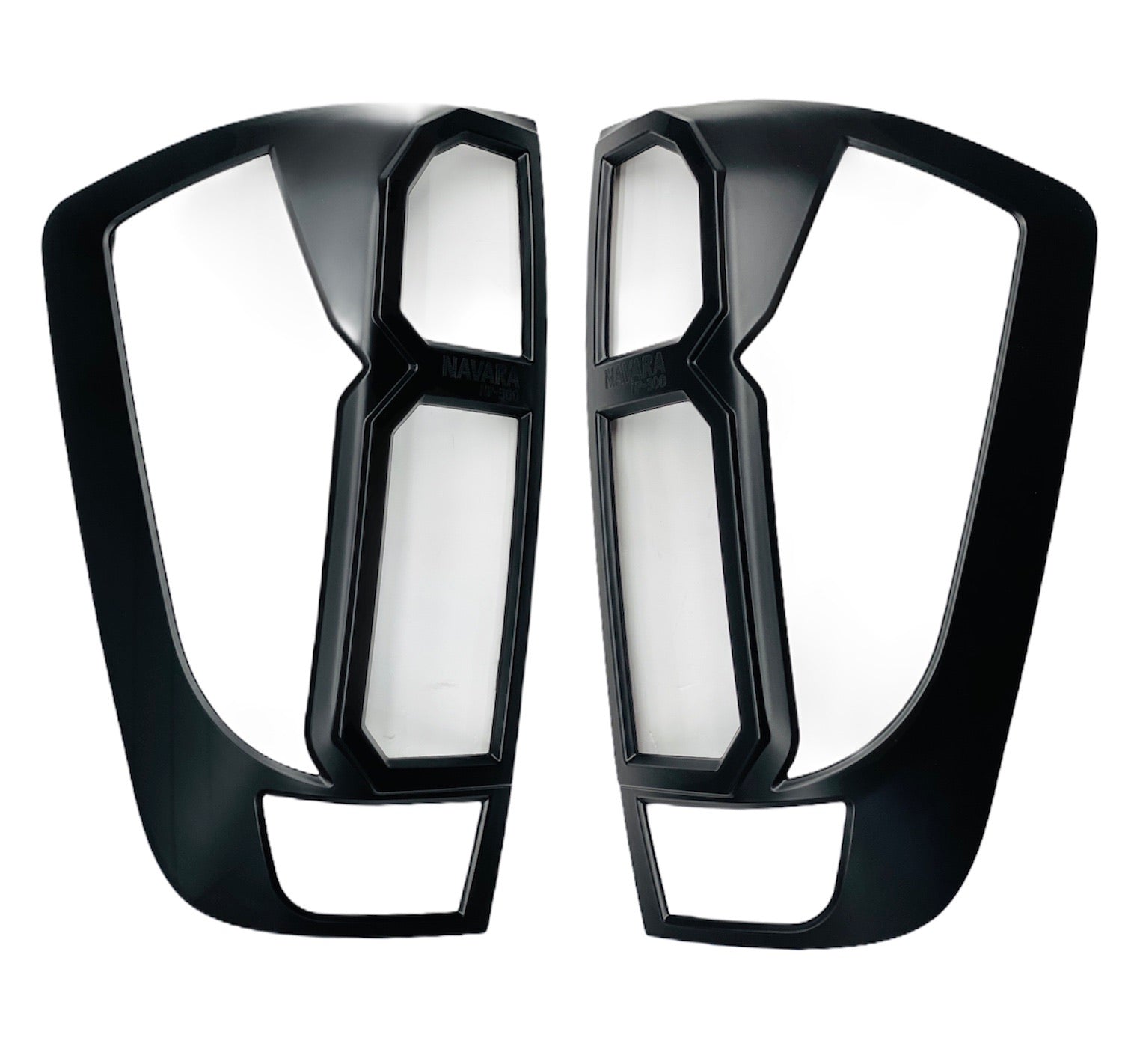 NAVARA TAIL LIGHT TRIM 2017+