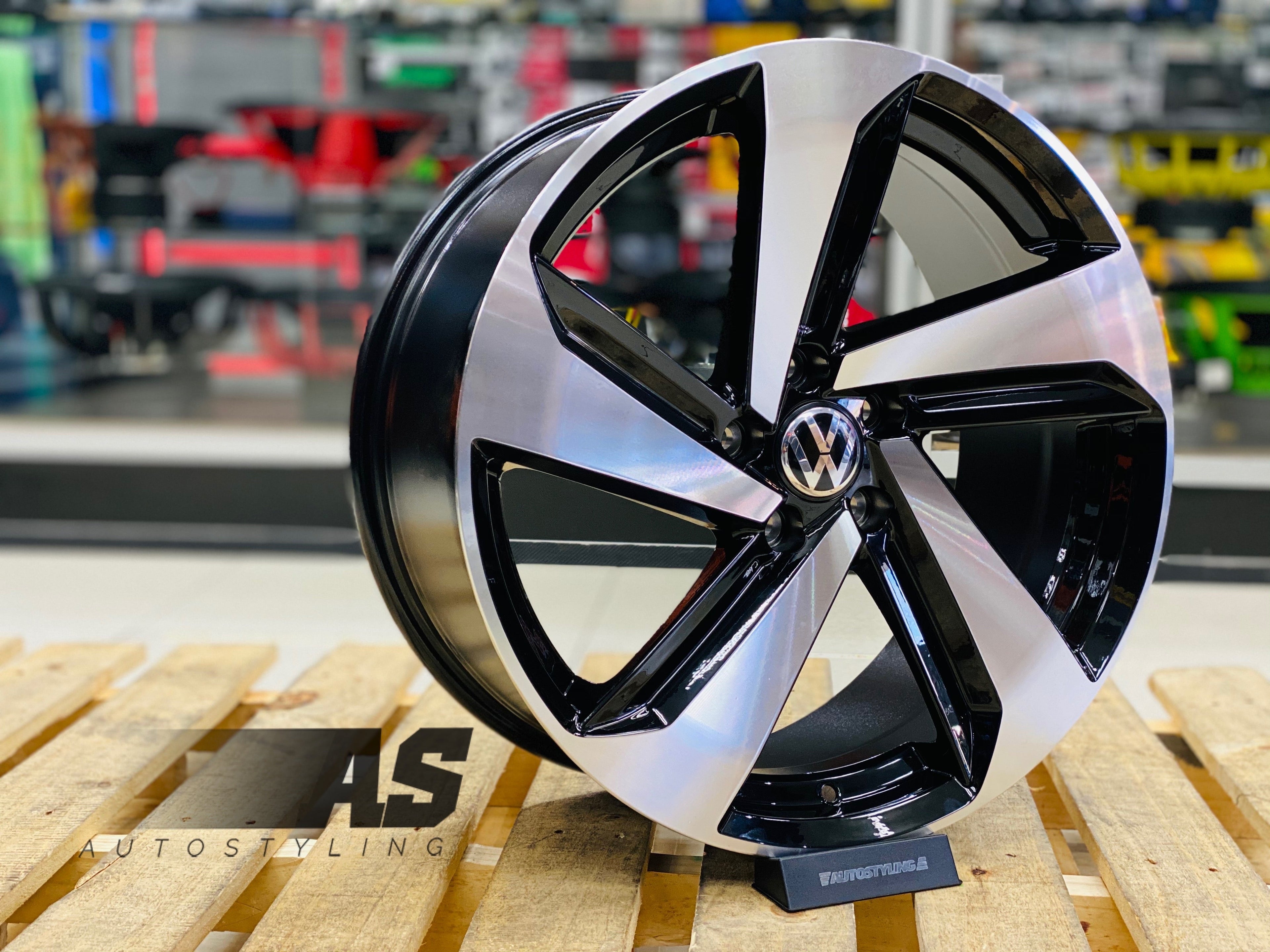 19” AS- 7.5 5/112 BLACK SILVER FACE